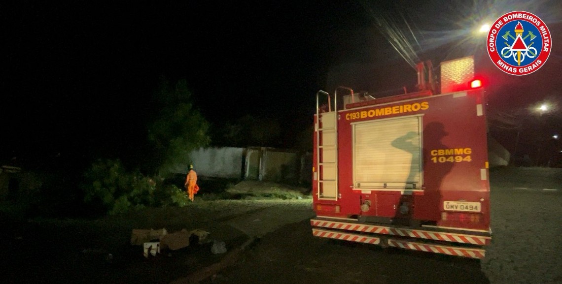 Formiga: Corpo de Bombeiros é acionado em diversos pontos da cidade após forte chuva