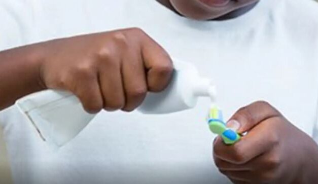 Anvisa volta a proibir venda de linha de creme dental Colgate Total Clean Mint; entenda o que mudou