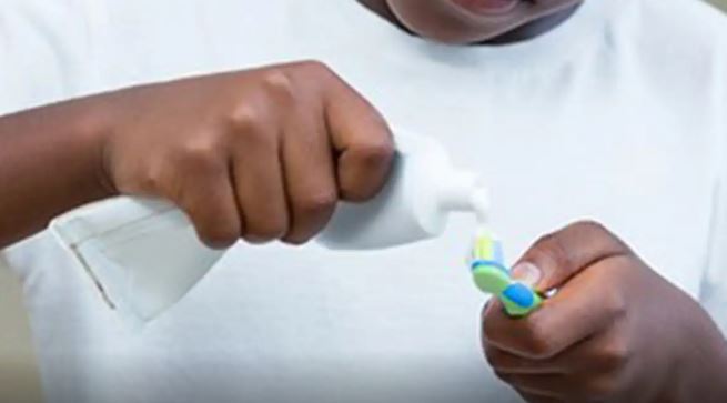 Anvisa volta a proibir venda de linha de creme dental Colgate Total Clean Mint; entenda o que mudou