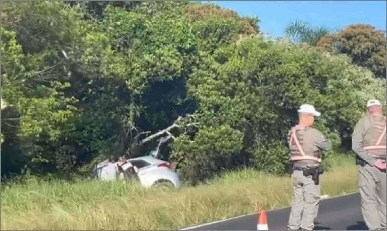Mulher sofre acidente, sai do carro e morre atropelada