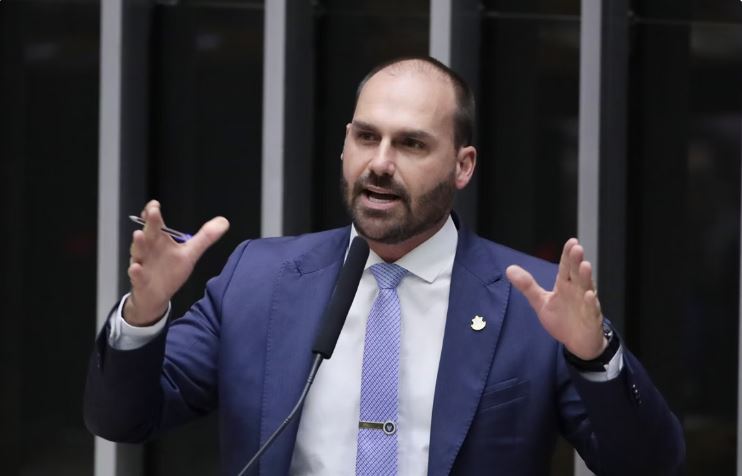 Eduardo Bolsonaro anuncia que vai se licenciar do mandato de deputado federal e ficar nos EUA