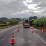 Engavetamento entre carretas deixa um morto e dois feridos na Fernão Dias, em São Gonçalo do Sapucaí, MG