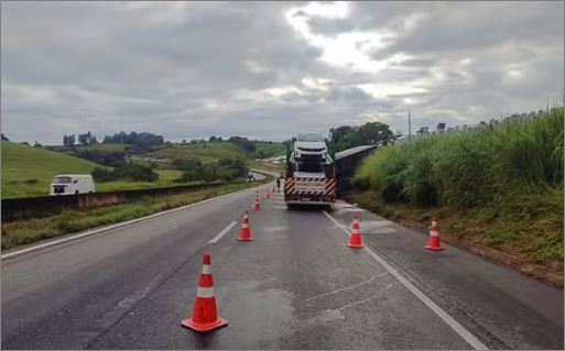 Engavetamento entre carretas deixa um morto e dois feridos na Fernão Dias, em São Gonçalo do Sapucaí, MG