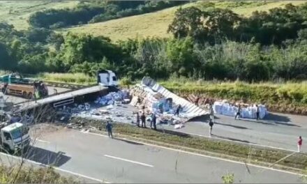 Acidente entre duas carretas congestiona a Rodovia Fernão Dias, no Sul de Minas