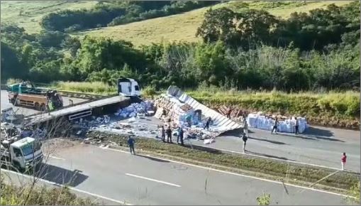 Acidente entre duas carretas congestiona a Rodovia Fernão Dias, no Sul de Minas