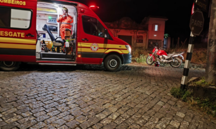 Jovem é socorrido após acidente em cruzamento da linha férrea, em Formiga