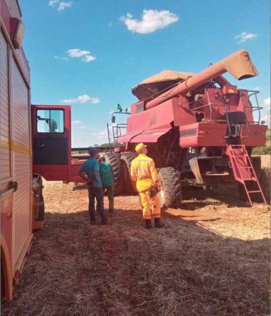 Bombeiros combatem Incêndio em colheitadeira de soja na zona rural de Bambuí