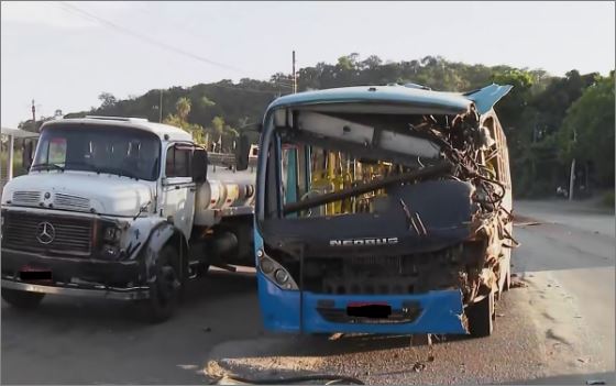 Acidente na BR-381 entre ônibus, carreta e caminhão deixa motorista ferido na Grande BH