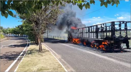 Carreta é destruída pelo fogo durante incêndio na Avenida Arlindo Figueiredo, em Passos, MG