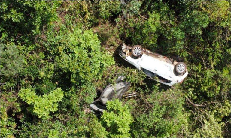 Carro cai em penhasco às margens da estrada do Parque Serra do Rola-Moça