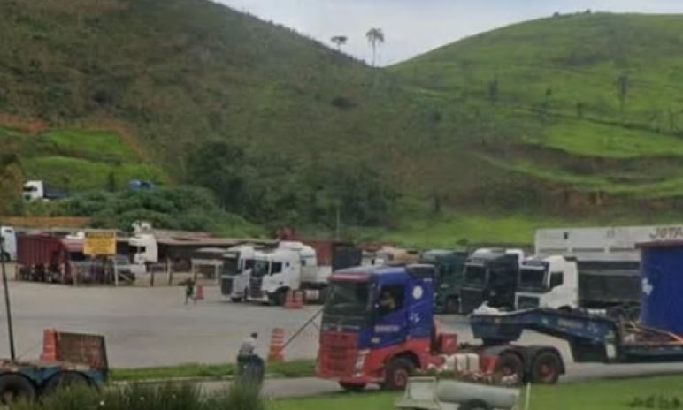 Criminosos roubam 400 pneus de caminhoneiro em parada na beira da BR-040