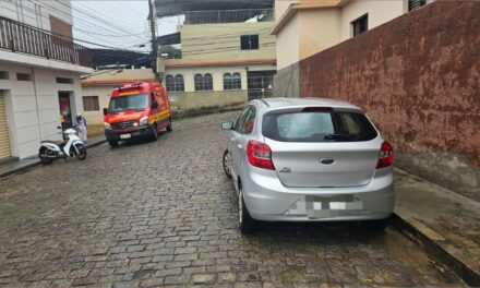 Motociclista fica ferida após acidente no bairro Sagrado Coração de Jesus, em Formiga