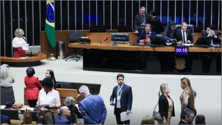 Câmara aprova atendimento prioritário para mães e pais atípicos no SUS