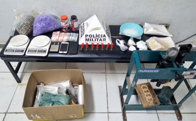 Homem é preso em quarto improvisado onde funcionava laboratório de drogas em Alfenas