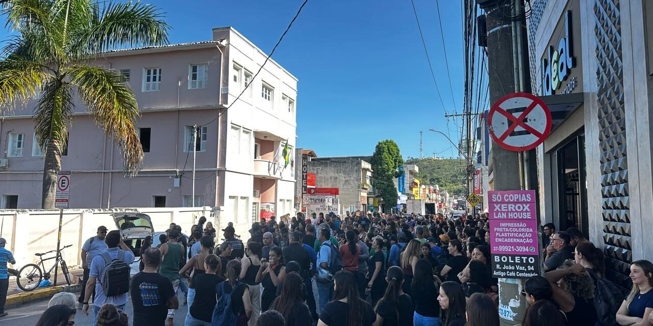 Servidores públicos promovem ato para demonstrar descontentamento com propostas do Executivo