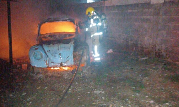 Carro pega fogo no bairro Souza e Silva
