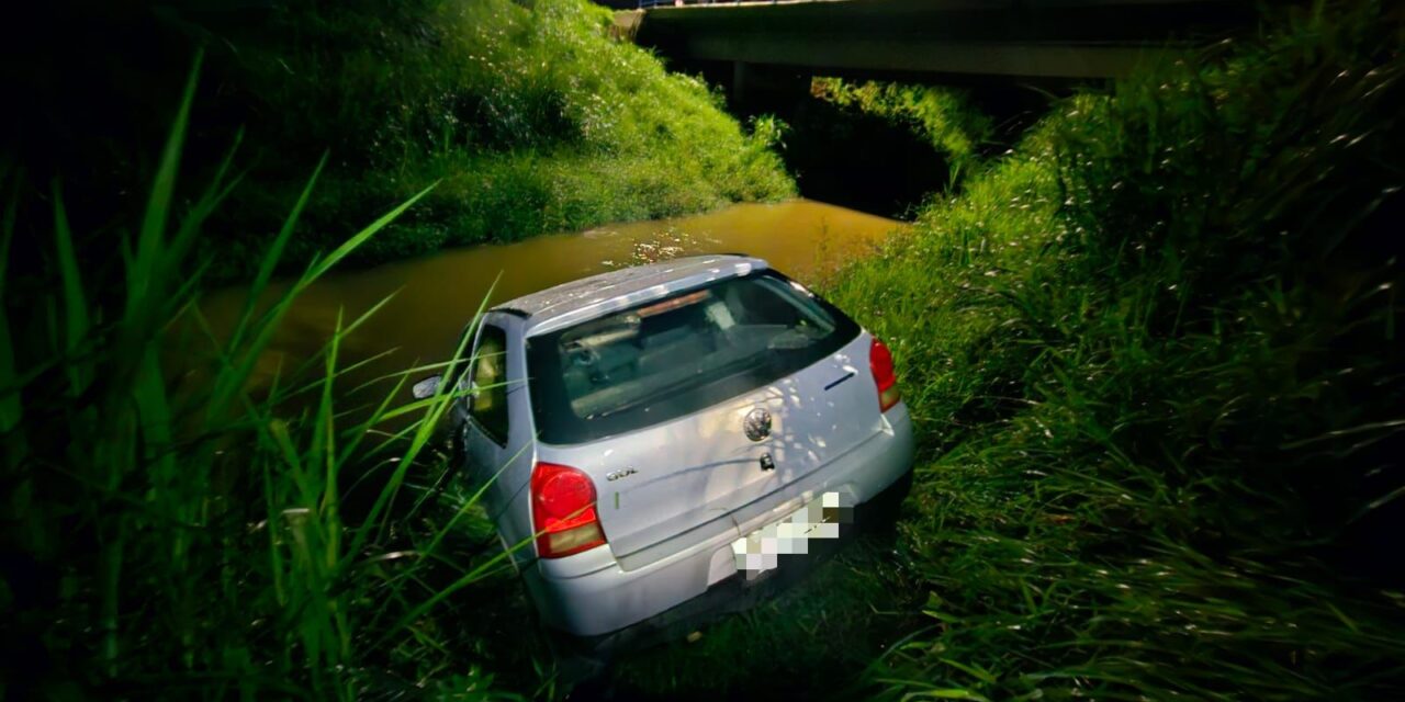 Carro sai da pista e cai no rio Formiga em madrugada deste domingo