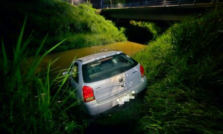 Carro sai da pista e cai no rio Formiga em madrugada deste domingo