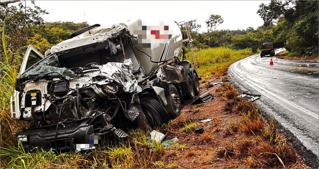 Grave acidente entre caminhões deixa uma vítima fatal em Itapecerica