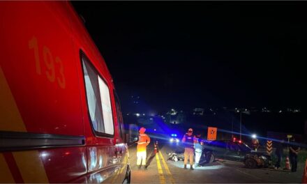 Grave acidente entre carro e moto deixa dois feridos na MG-050, em Formiga