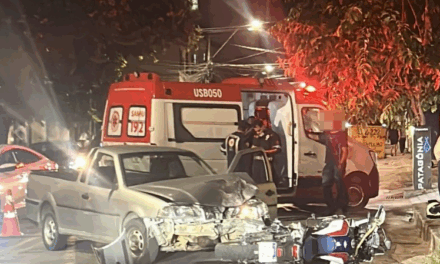 Colisão entre moto e carro deixa trânsito lento no Centro de Divinópolis