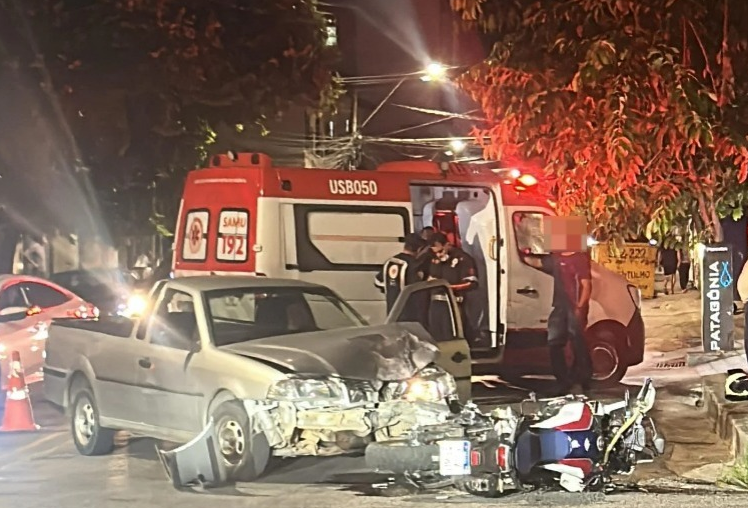 Colisão entre moto e carro deixa trânsito lento no Centro de Divinópolis