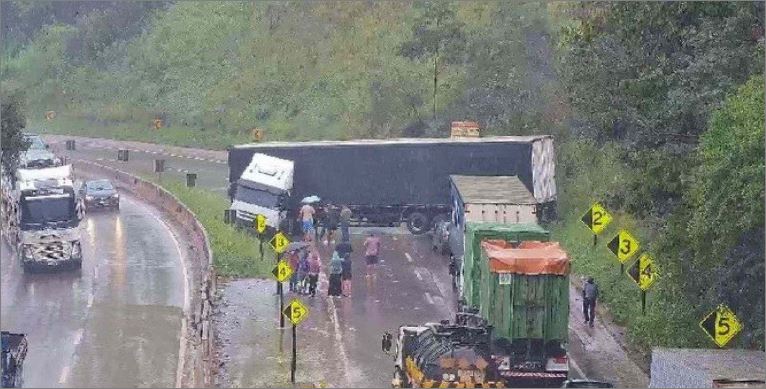 Grande BH: carreta faz ‘L’ na BR-381 e interdita o trânsito no sentido SP