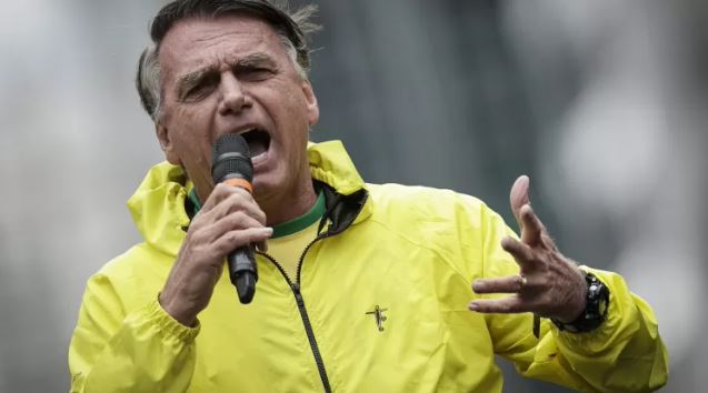 Bolsonaro nega tentativa de golpe e diz esperar por “ajuda externa”