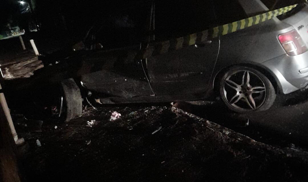 Carro colide com poste e deixa parte do bairro Vargem Grande sem energia elétrica, em Formiga