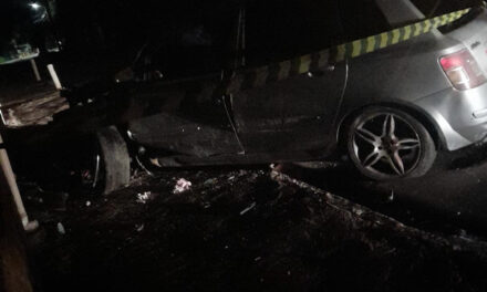 Carro colide com poste e deixa parte do bairro Vargem Grande sem energia elétrica, em Formiga