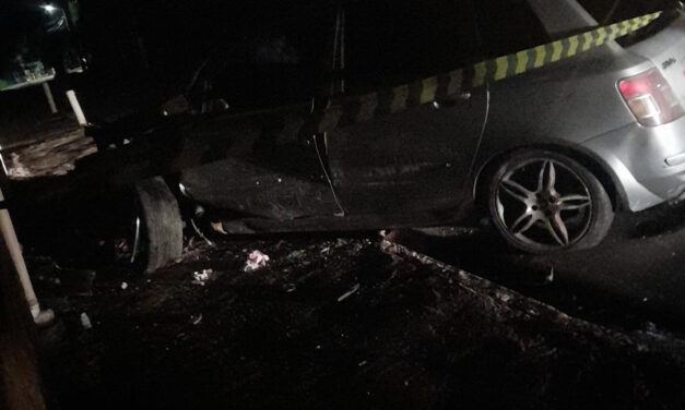 Carro colide com poste e deixa parte do bairro Vargem Grande sem energia elétrica, em Formiga