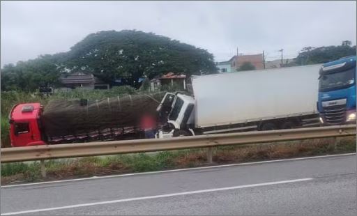 Acidentes com caminhões causam congestionamentos na Fernão Dias, no Sul de Minas