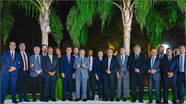 Em jantar com Motta e líderes, Lula se coloca como candidato à reeleição e repudia anistia