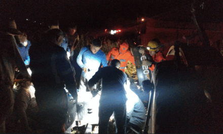 Corpo de Bombeiros resgata homem preso em máquina agrícola, em Formiga