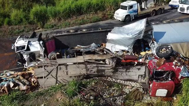 Acidente entre três caminhões deixa um morto e interdita trânsito por mais de três horas na BR-262, em Luz