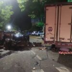 Homem tem ferimento na cabeça após bater o carro contra um caminhão em Varginha