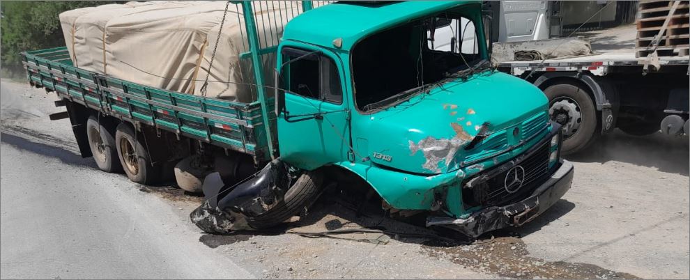 Acidente entre carro e caminhão na MG-439 deixa vítima ferida, em Pains