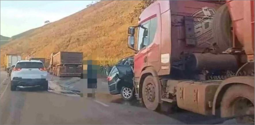 Carro invade contramão, bate de frente com carreta e três pessoas morrem na BR-040, em Minas