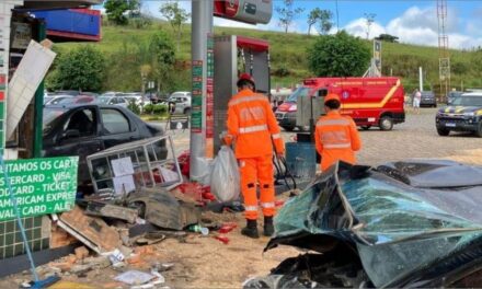 Motorista perde controle do veículo e atinge guichê de posto de combustível na BR-381, em Minas