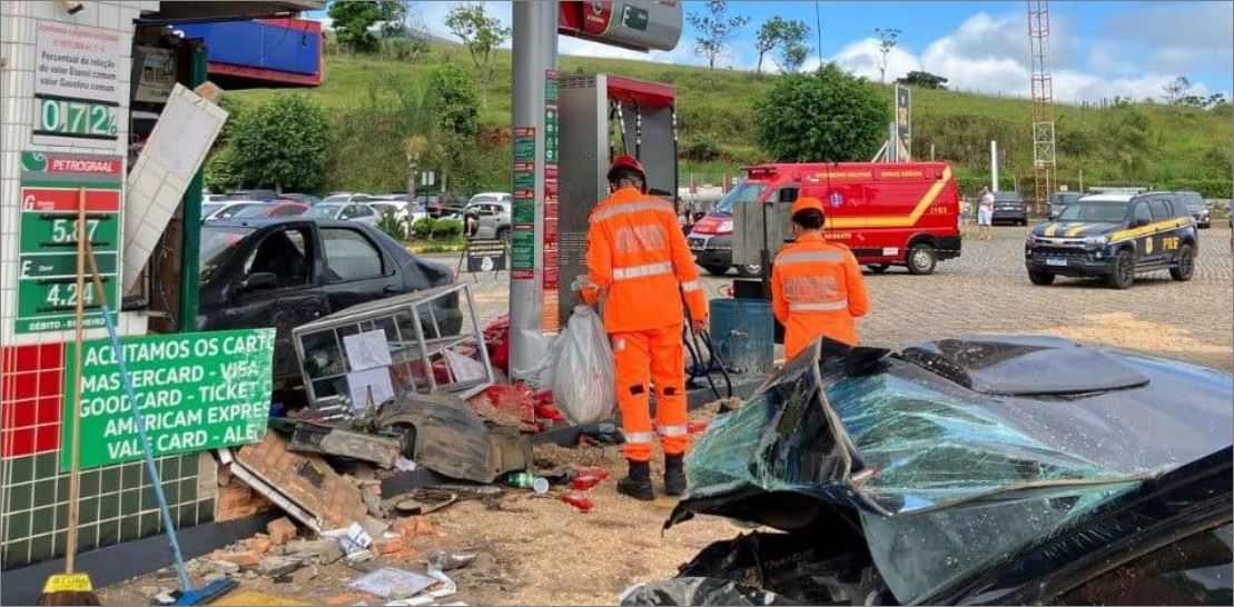 Motorista perde controle do veículo e atinge guichê de posto de combustível na BR-381, em Minas