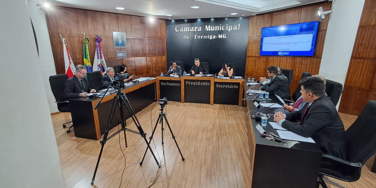 Câmara Municipal de Formiga realiza 13ª Reunião Ordinária com aprovação de projetos e entrega do ‘Prêmio Boina de Ouro’