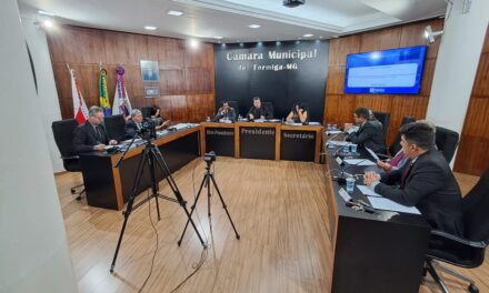 Câmara Municipal de Formiga realiza 13ª Reunião Ordinária com aprovação de projetos e entrega do ‘Prêmio Boina de Ouro’