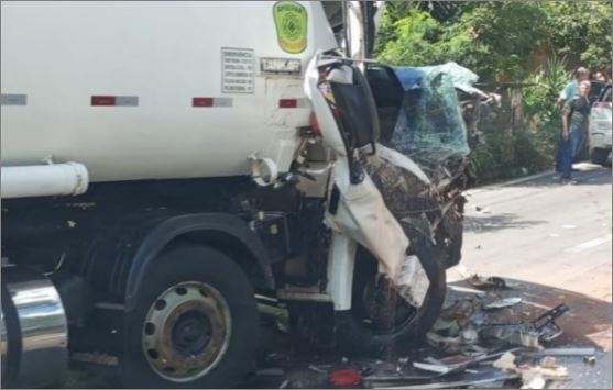 Batida entre carretas trava trânsito na BR-381, na saída de Belo Horizonte
