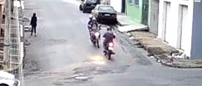 Vídeo: acidente entre duas motos deixa homem ferido no bairro Água vermelha, em Formiga