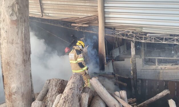 Incêndio consome depósito de lenha e casca de café na zona rural de Córrego Fundo