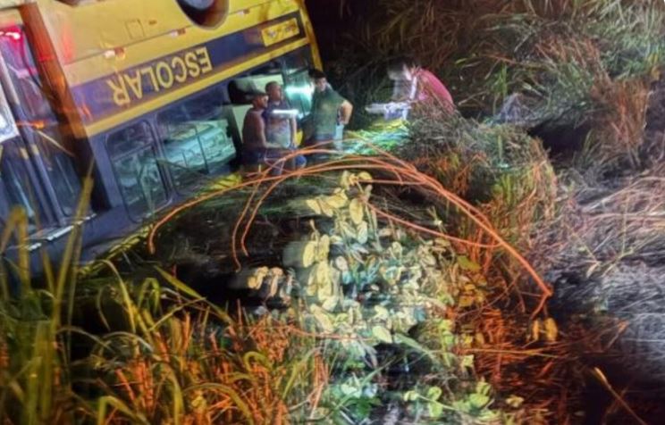 Acidente com ônibus que transportava universitários deixa 8 feridos em Minas Gerais