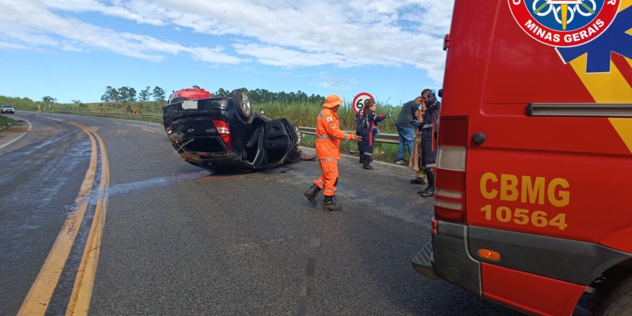 Carro capota na MG-050 em Pedra do Indaiá e deixa dois feridos