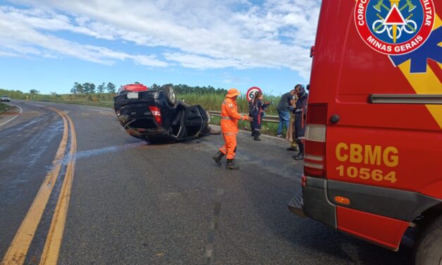 Carro capota na MG-050 em Pedra do Indaiá e deixa dois feridos