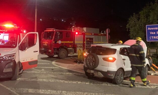 Acidente em Arcos: jovem de 26 anos fica ferida após capotamento