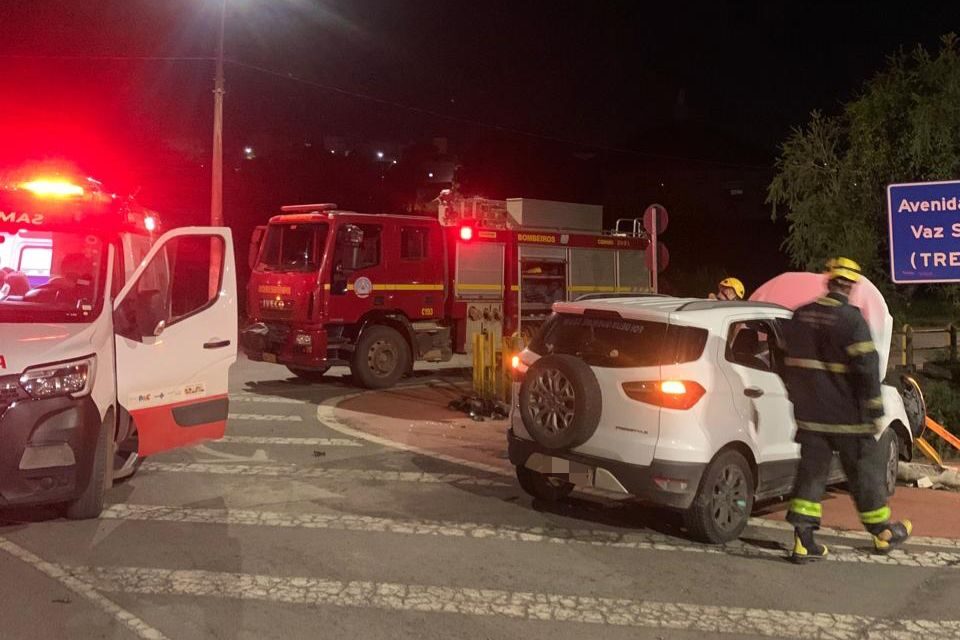 Acidente em Arcos: jovem de 26 anos fica ferida após capotamento